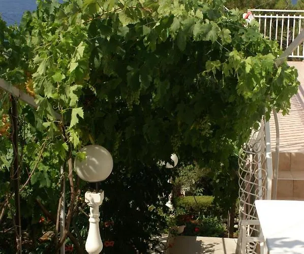 Apartment Apartments By The Sea Bilo, Primosten - 4208 Primosten