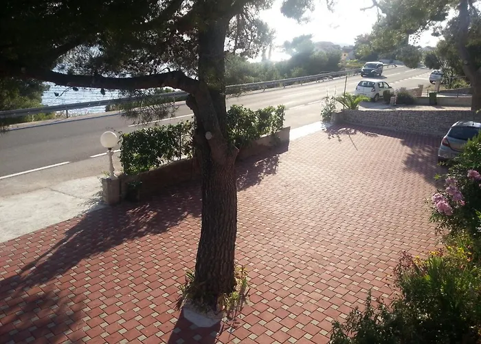 Apartment Apartments By The Sea Bilo, Primosten - 4208 Primosten